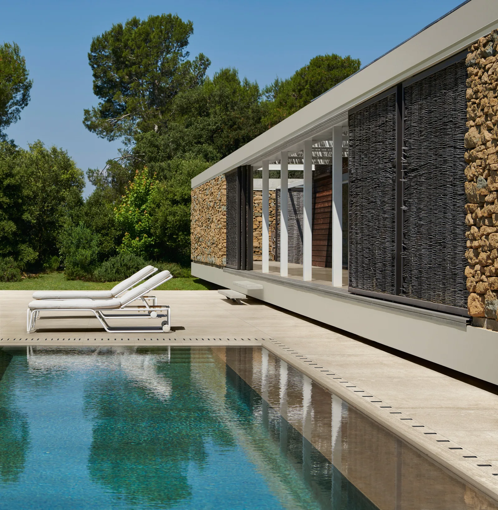 Poolterrasse mit langen Platten aus Feinsteinzeug in Travertin-Optik, Marazzi Mystone Travertino20 Navona