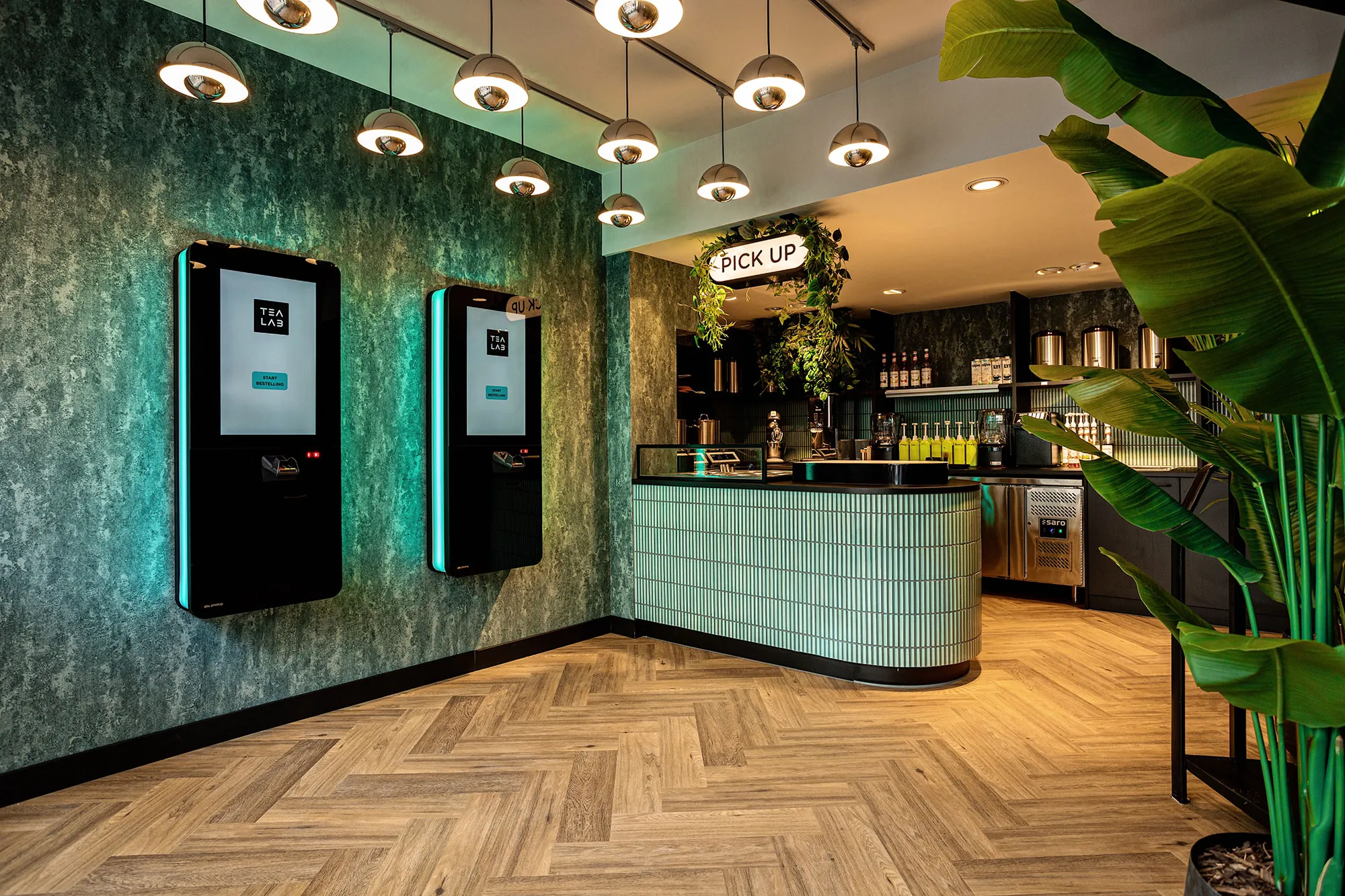 Sevilla KitKat Turquoise Glossy an einer Bar – Mosaik von The Mosaic Factory