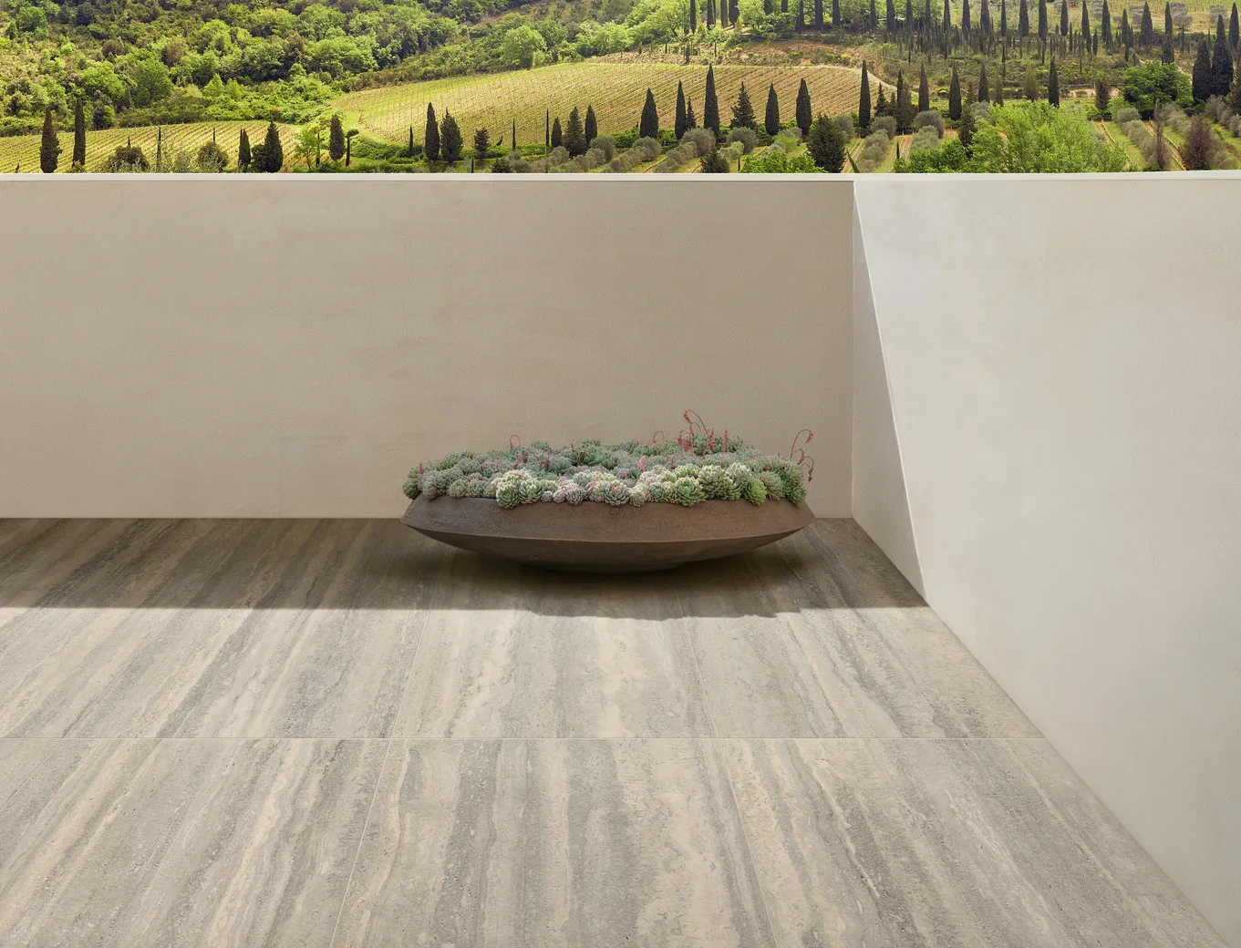 Terrasse mit Boden aus Marazzi Mystone Travertino20 Silver und Blick auf Hügel