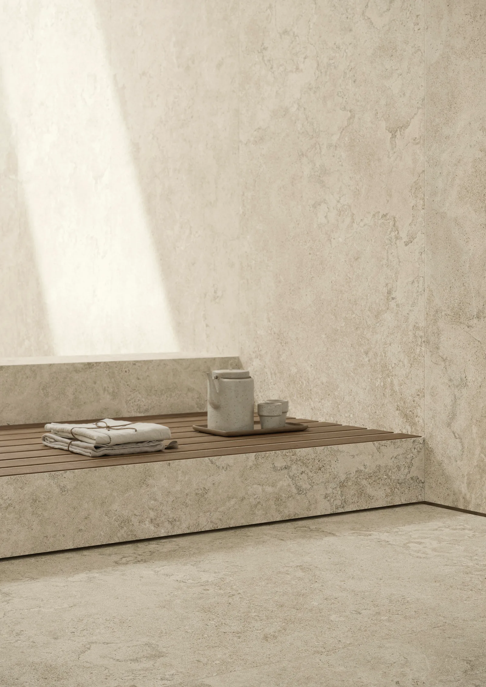 Wellnessraum mit Wand und Boden aus Ariostea Ultra Pietre Portland Beige