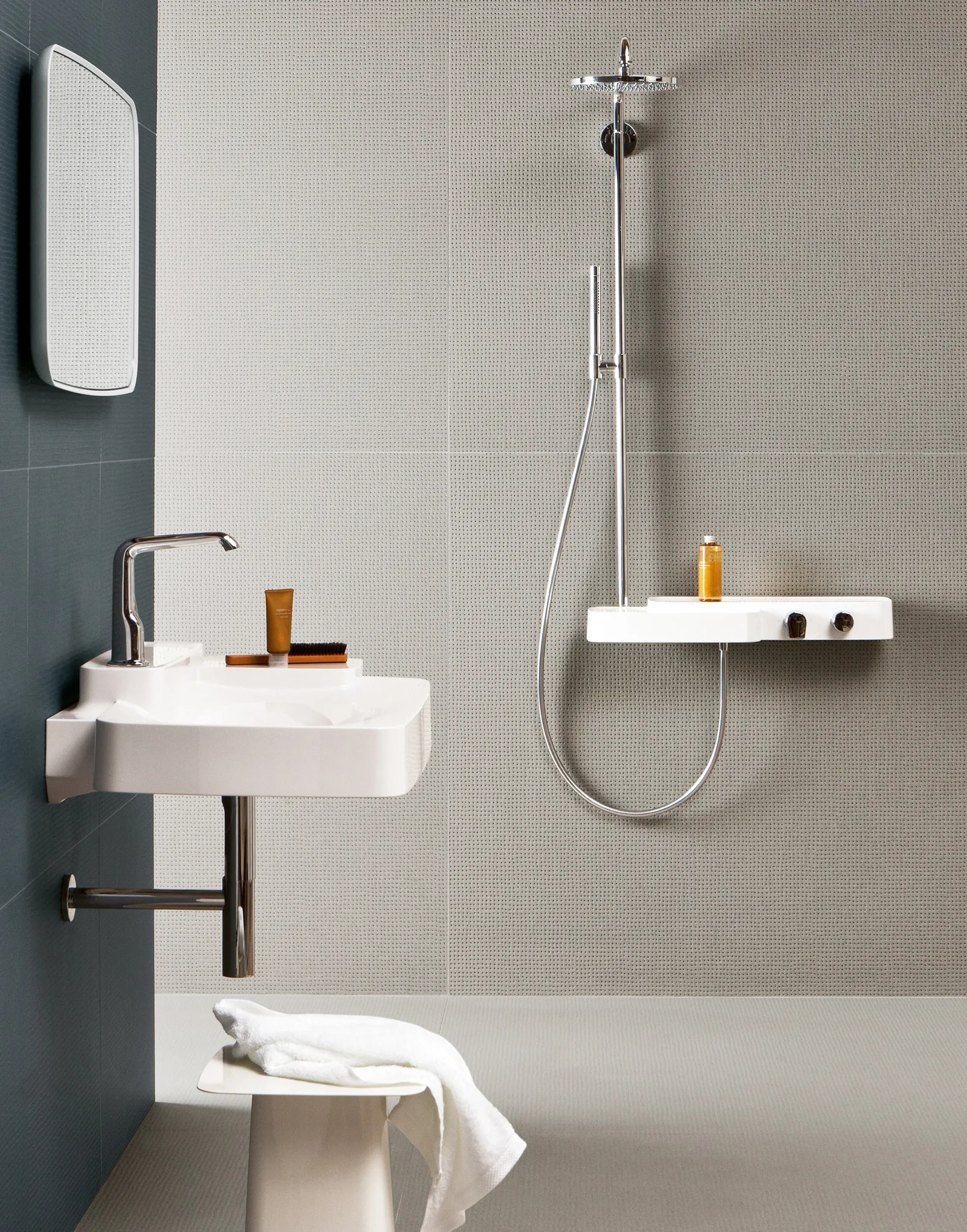 Dusche mit Wänden aus Mutina Pico Up Blue und Blue Dots Gris, Boden Pico Down Natural Gris