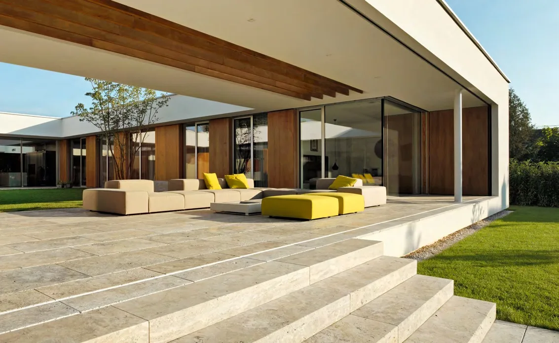 Terrasse und Blockstufen aus Travertin Silver Blue vor einem modernen Haus