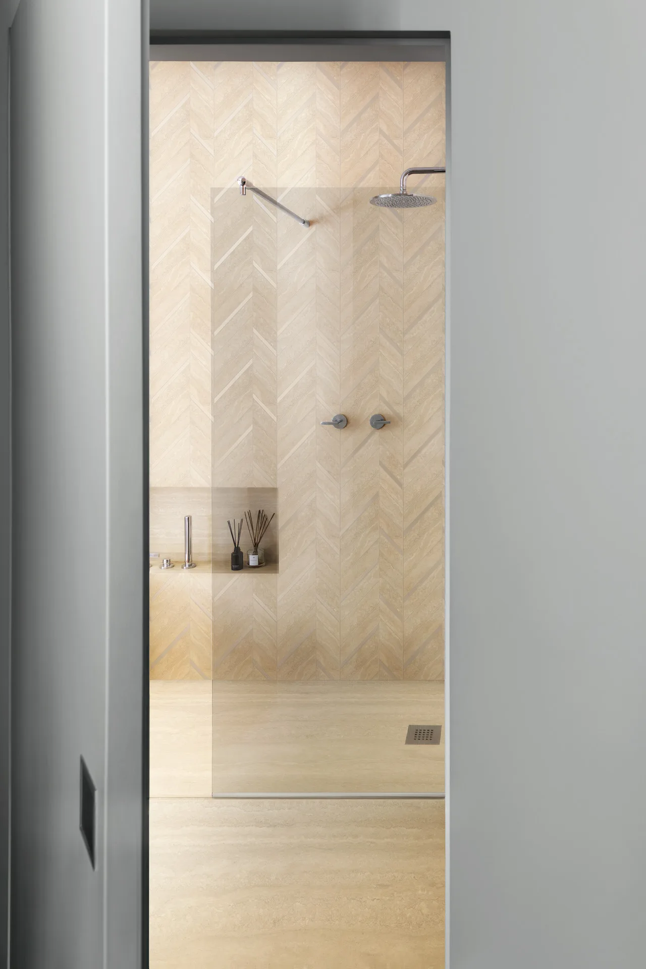 Dusche mit Boden aus Marazzi Mystone Travertino Classico und Fischgrät-Mosaik an der Wand