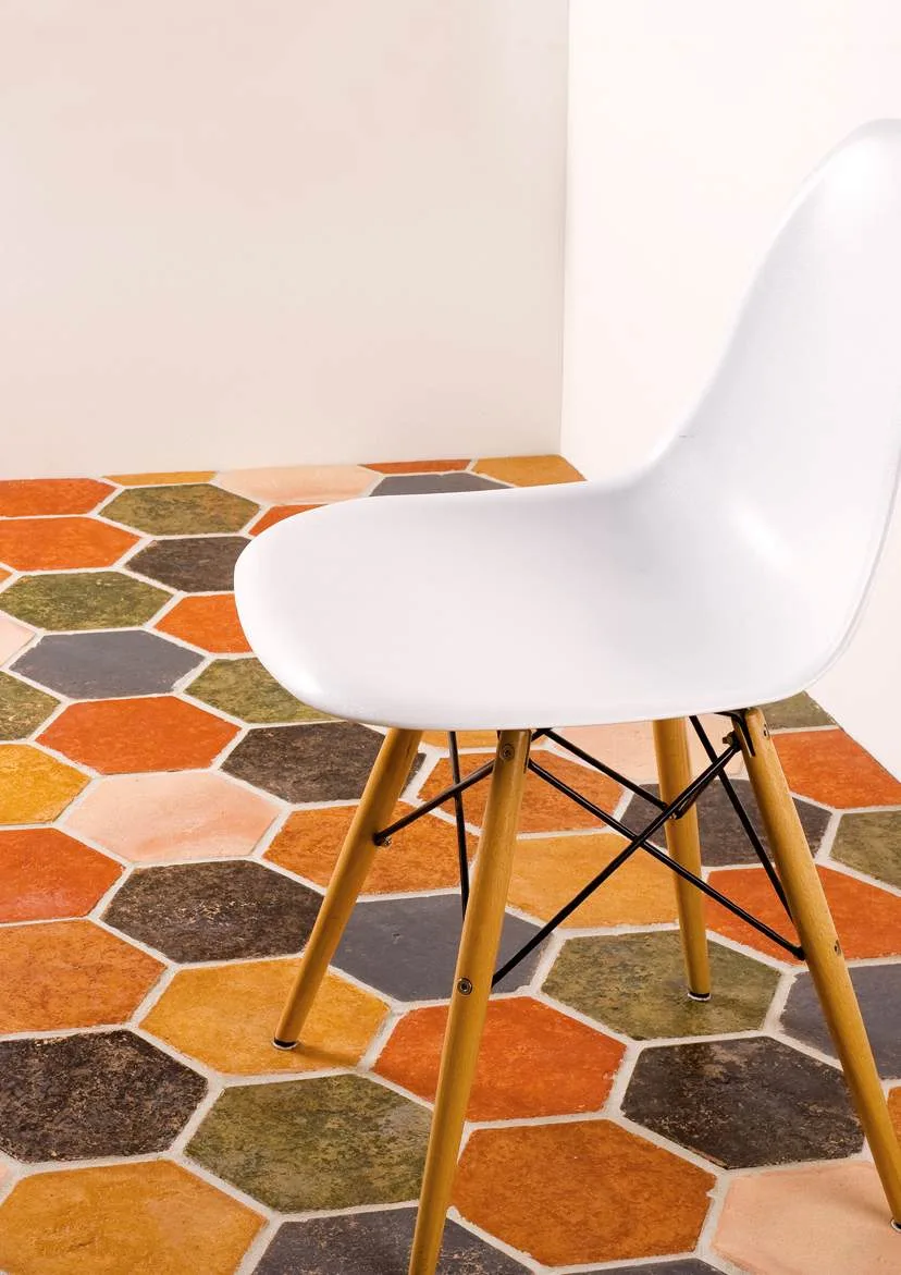 Sechseckboden aus Cotto in Orange, Moos, Grau und Schiefer