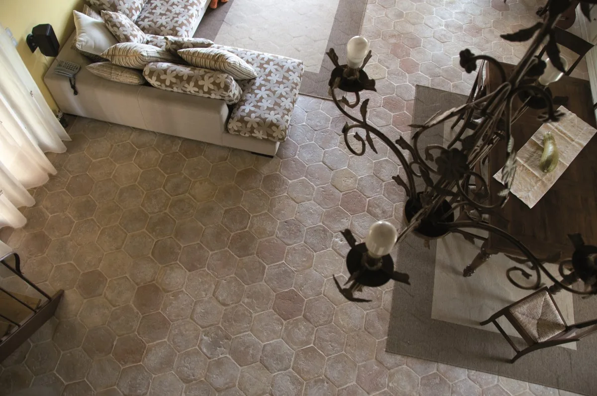 Wohnraum mit Sechseckboden aus Cotto Etrusco Terracotta Naturale