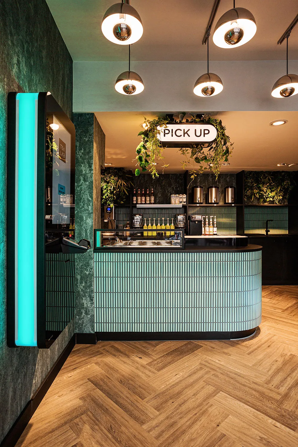 Sevilla KitKat Turquoise Glossy an der Wand – Mosaik von The Mosaic Factory