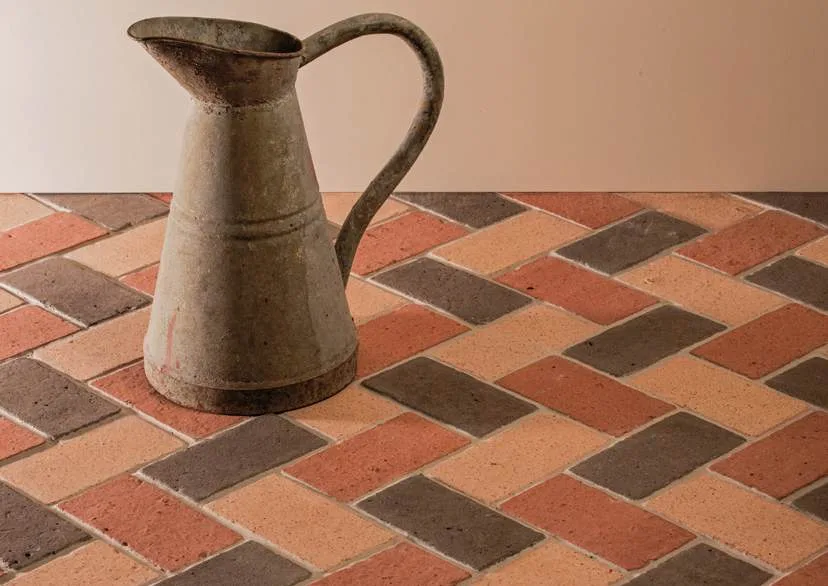 Fischgrätboden aus Ceramica Elias Provença 7,5 × 15 cm in Rot, Weiß und Grau