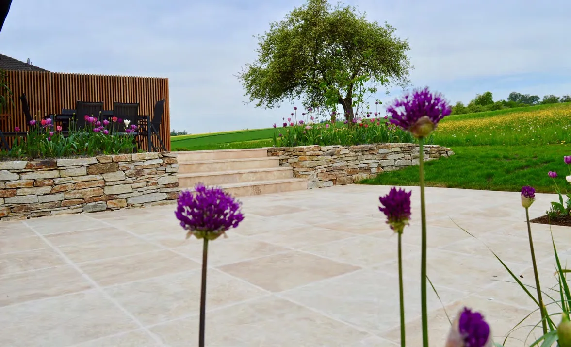 Gartenterrasse mit Platten und Stufen aus Travertin Beige