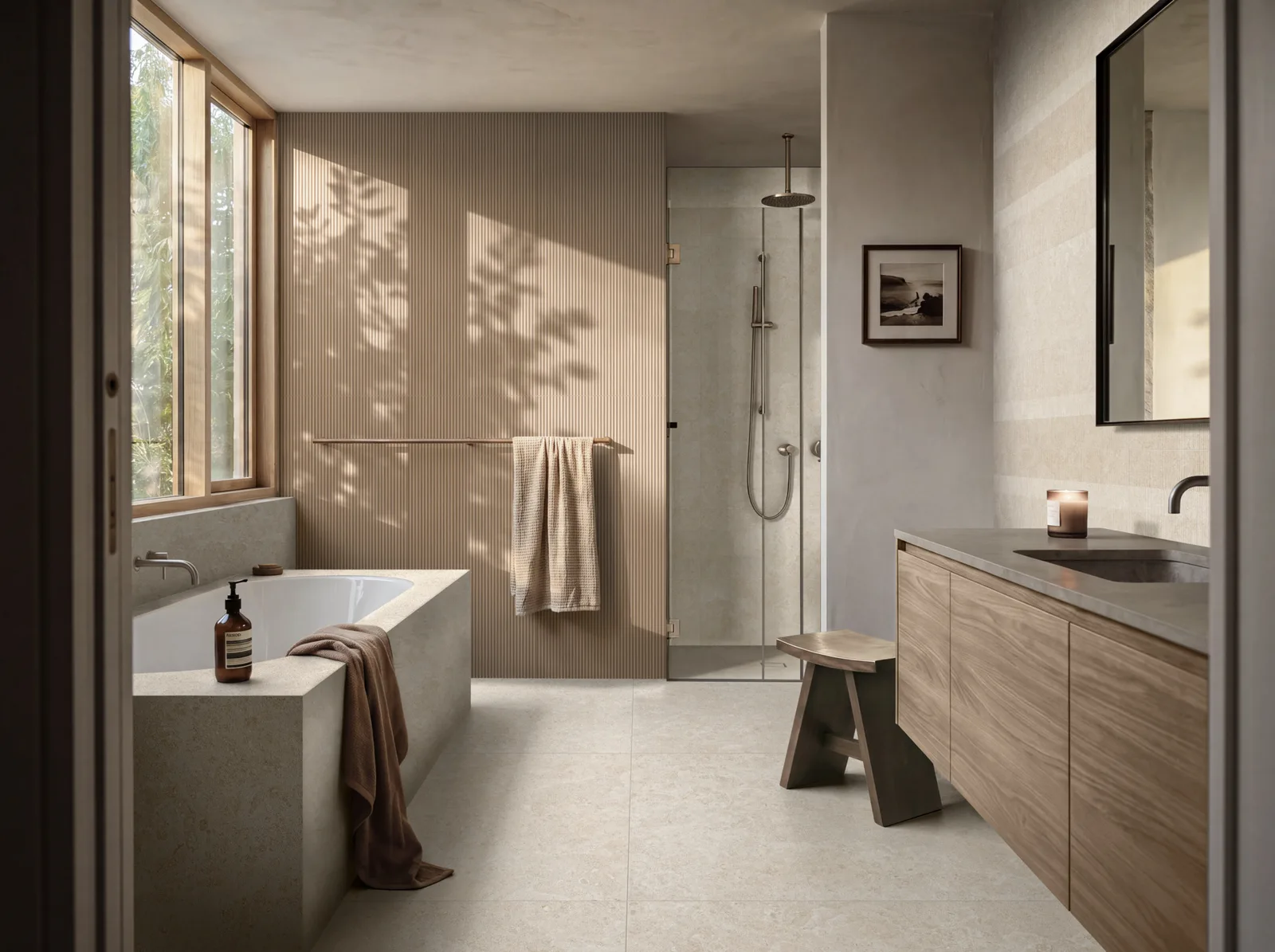 Bad mit Wandfliesen Marazzi Pietra di Sardegna Wall Avorio und Boden Mystone Avorio