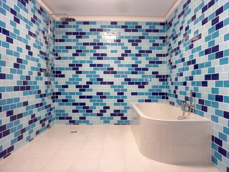 Bathroom walls in three shades of blue
