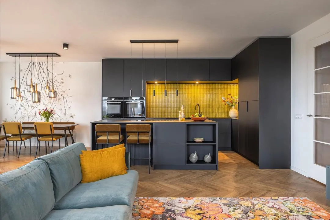 Sevilla KitKat Yellow Glossy im Raum – Mosaik von The Mosaic Factory