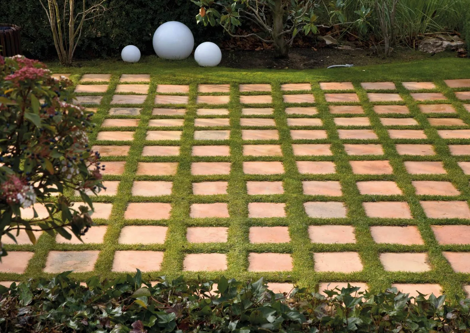 Garten mit Weg aus Cottoplatten und Rasenfugen