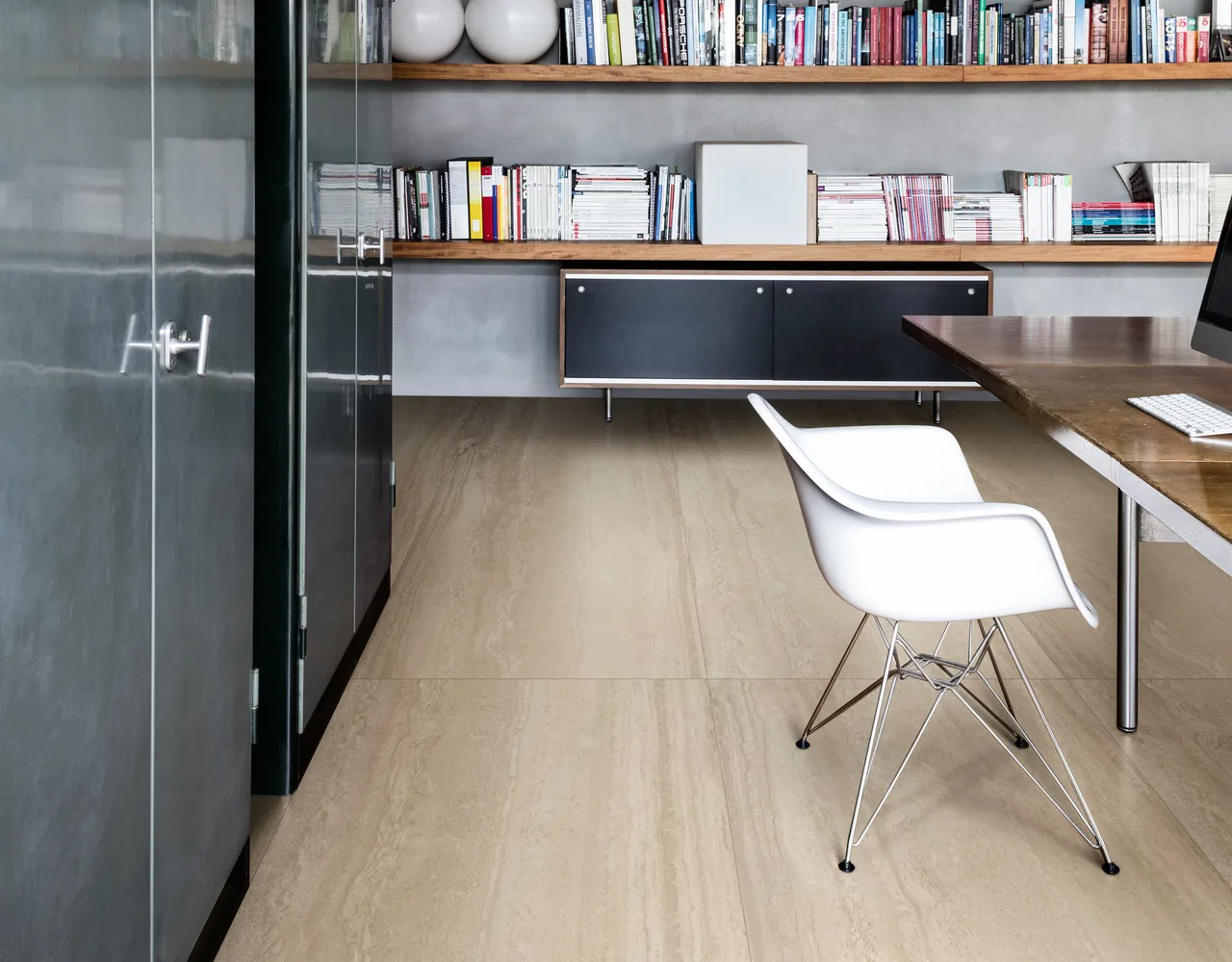 Arbeitszimmer mit großformatigem Boden aus Marazzi Mystone Travertino Navona