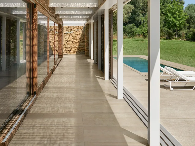 Überdachter Gang neben einem Pool mit Boden aus Marazzi Mystone Travertino20 Navona