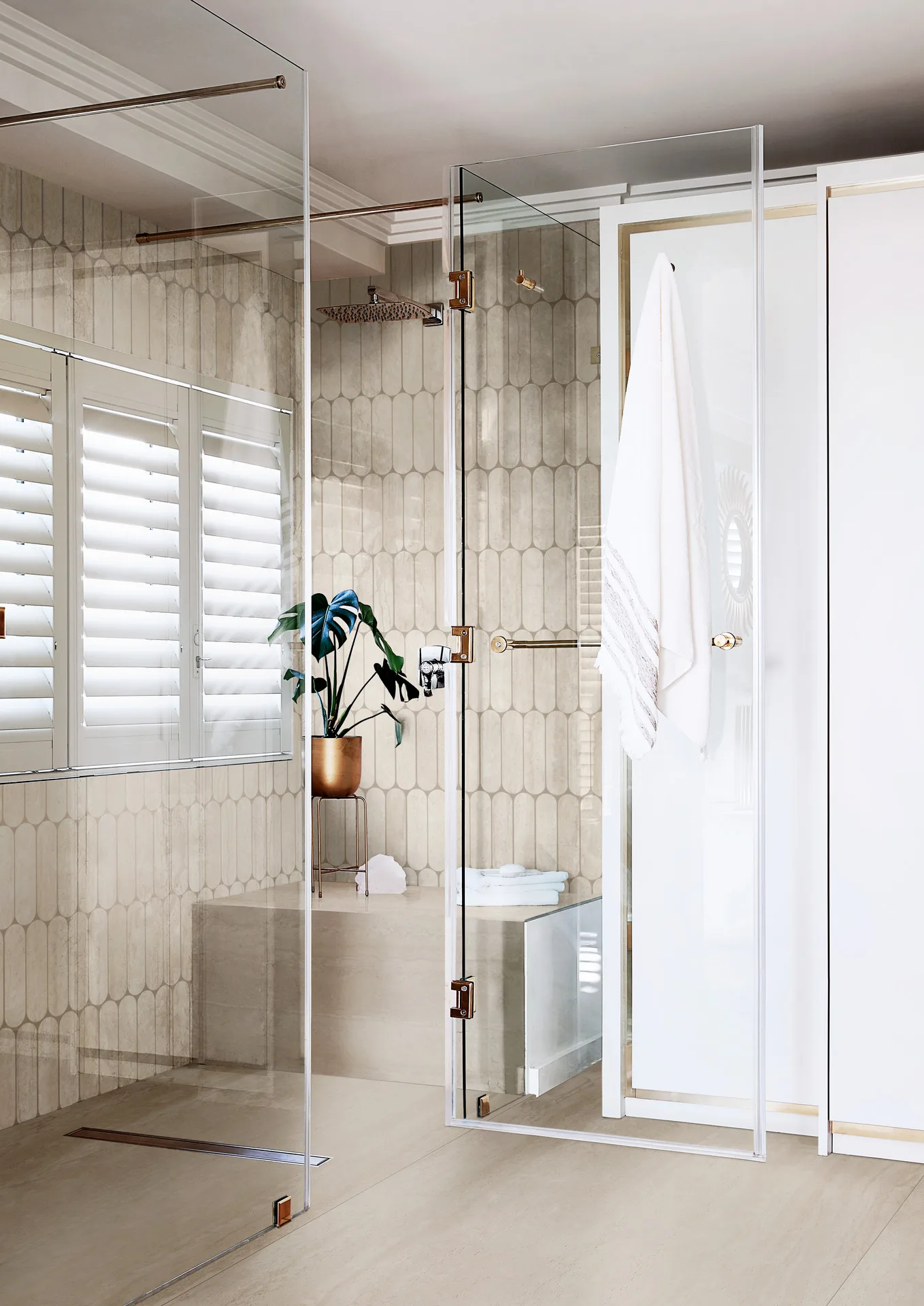 Bad mit Glasdusche, Boden und Wände aus Marazzi Mystone Travertino Navona