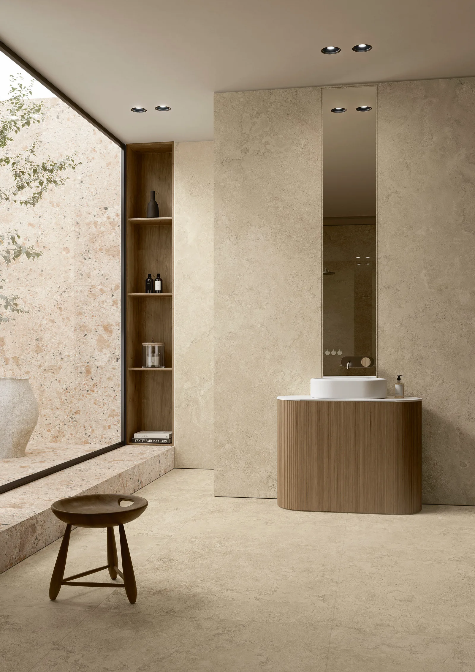 Bad mit großen Wand- und Bodenplatten Ariostea Ultra Pietre Portland Beige