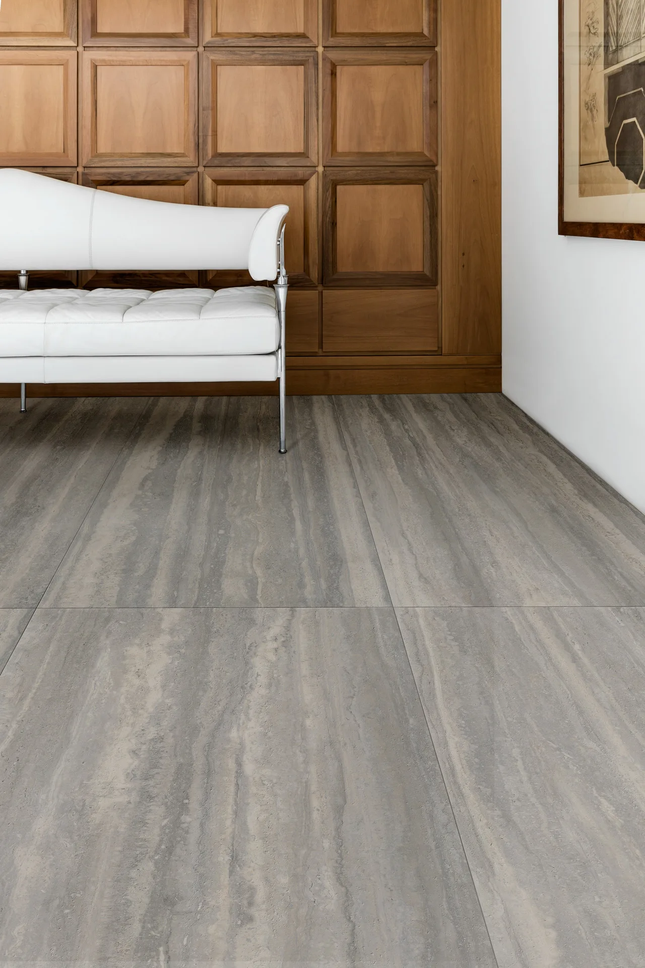 Raum mit Holzvertäfelung und grauem Boden aus Marazzi Mystone Travertino Silver 90 × 180 cm
